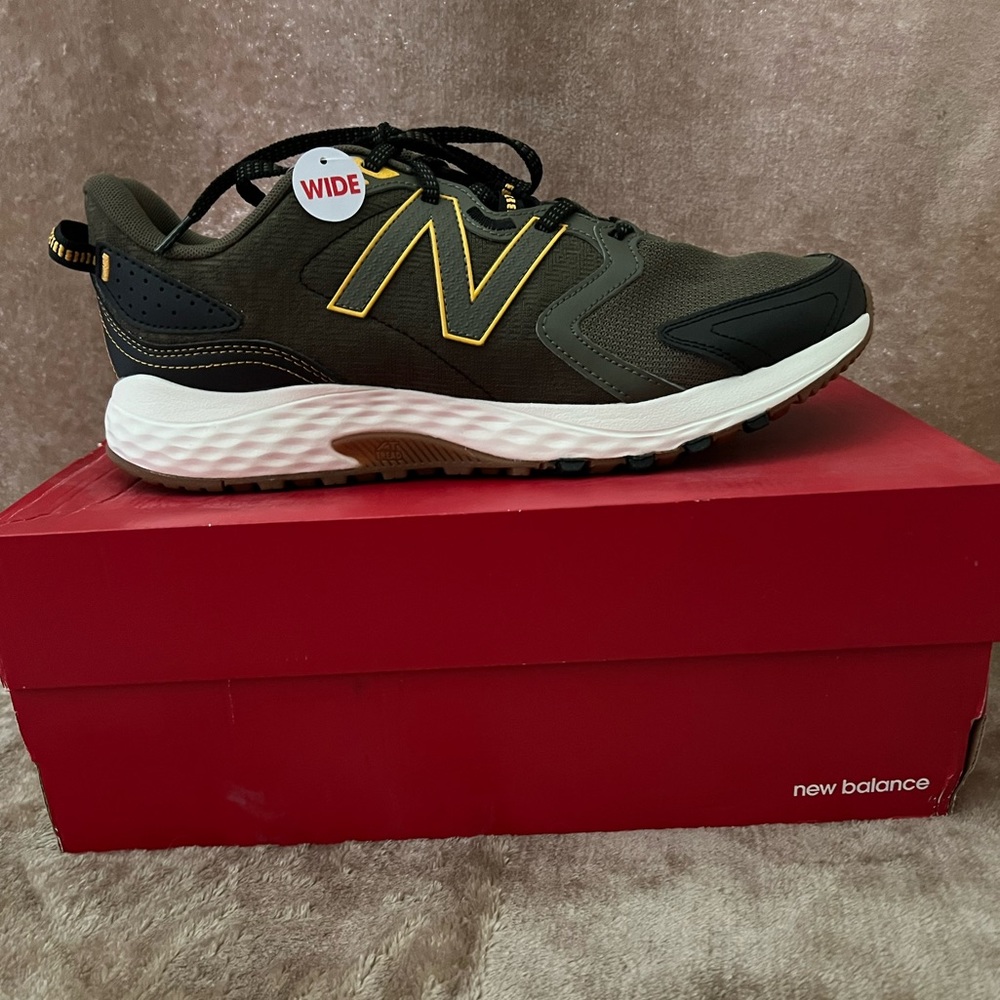 Men’s New Balance tennis shoes